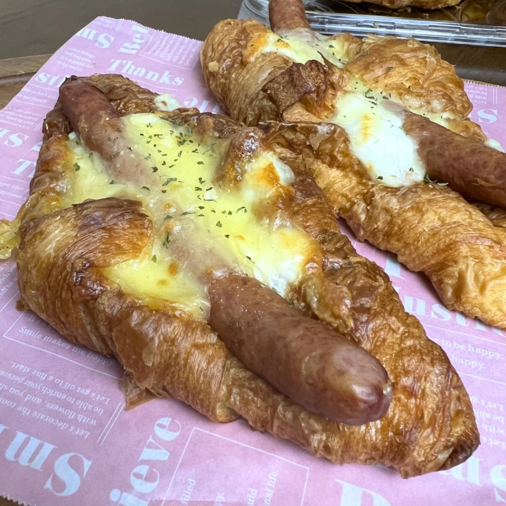 コストコのソーセージクロワッサンを皿代わりのペーパーにのせた実食用イメージ写真