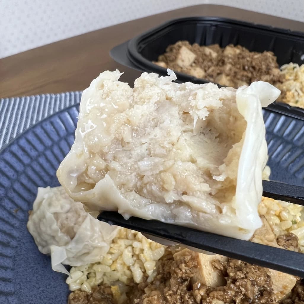 コストコ麻婆チャーハンに入っている焼売の断面アップ。肉感が強くジューシーな大粒焼売