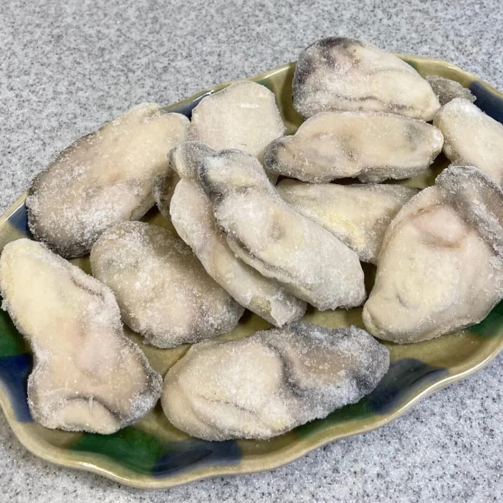 パッケージから出した凍ったままのコストコ広島産冷凍牡蠣