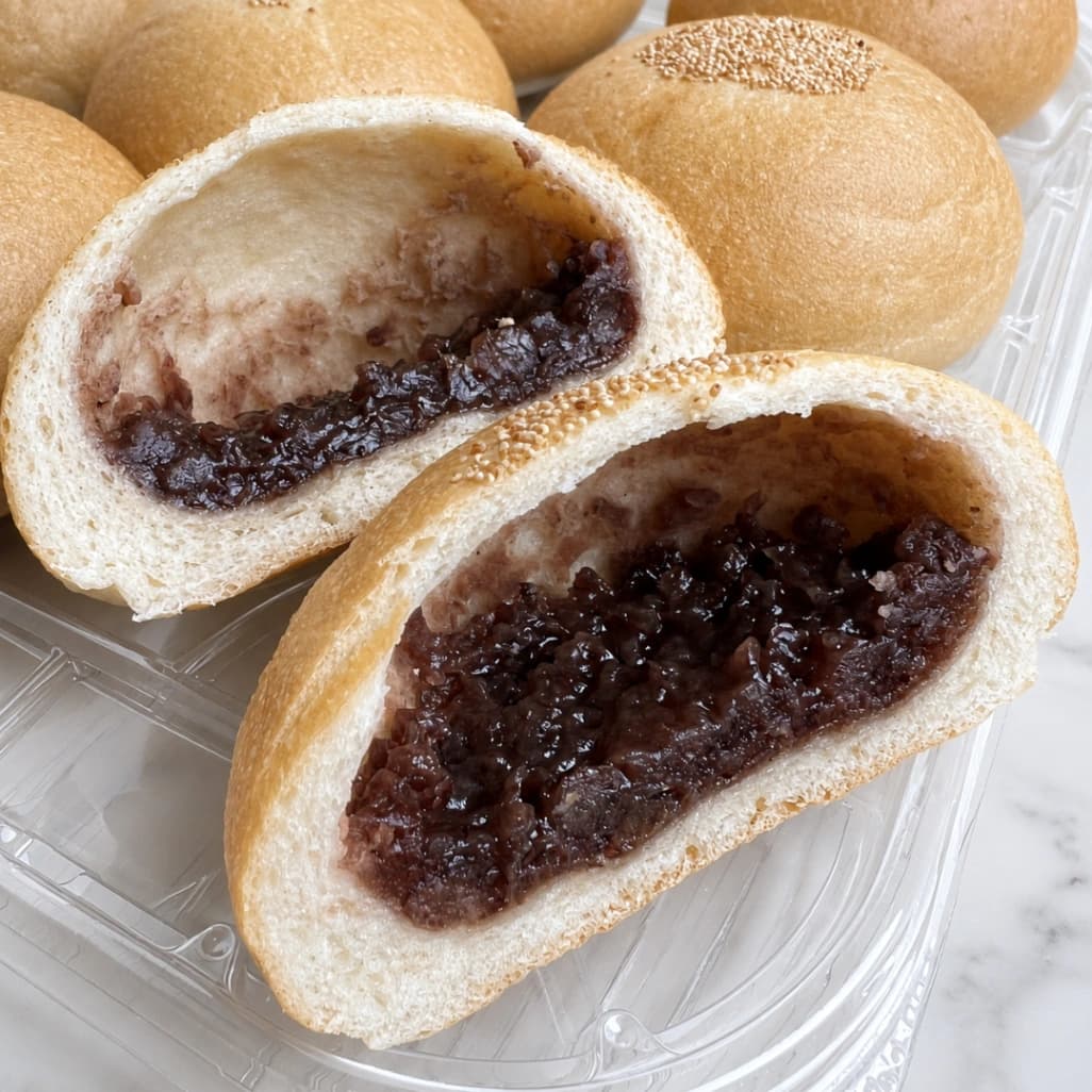 コストコ フランスあんぱんの断面とたっぷり入った粒あんの画像