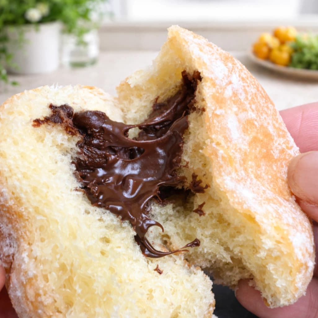 コストコ ベニエココアヘーゼルの断面からチョコクリームがとろける実食レビュー用写真