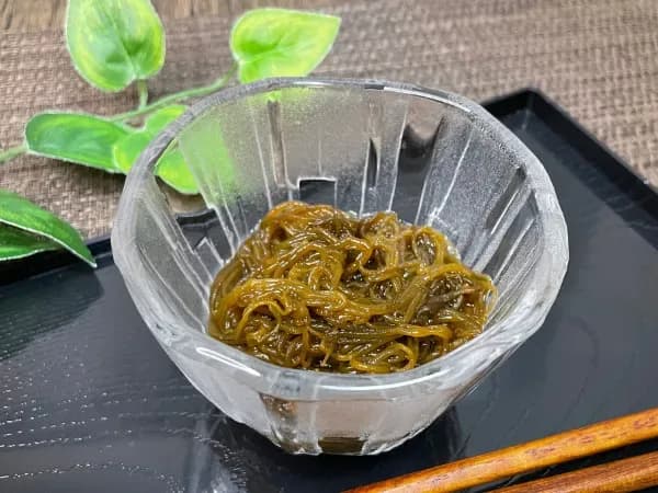 器に盛り付けたコストコの沖縄生もずくの実食イメージ