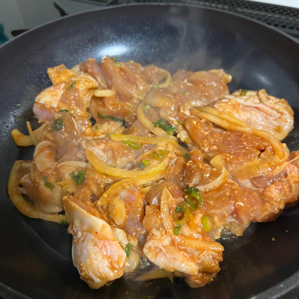 コストコ鶏肉の山椒味噌漬けをフライパンで焼いている画像