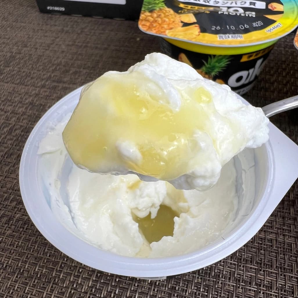 黄色いパイナップルソースが入ったコストコダノンオイコスゴールデンパイナップル