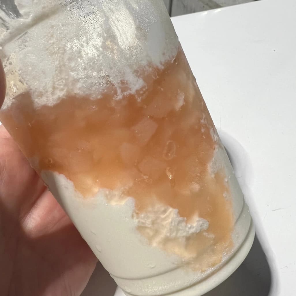 側面まで桃ジュレが詰まっているコストコフードコートピーチサンデー