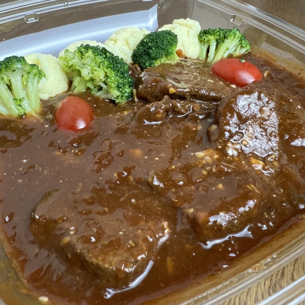 コストコ牛肩ロースのシチューの中身、牛肉とブロッコリー、トマト、マッシュポテトのアップ画像