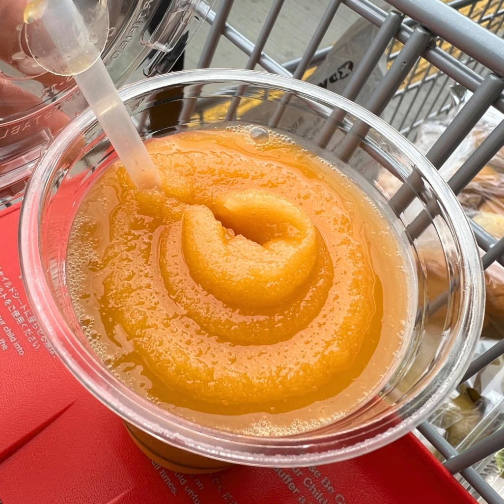 コストコフードコートのカンタロープメロンスムージーのなめらかな果肉感とシャリッとした質感がわかる上からの写真