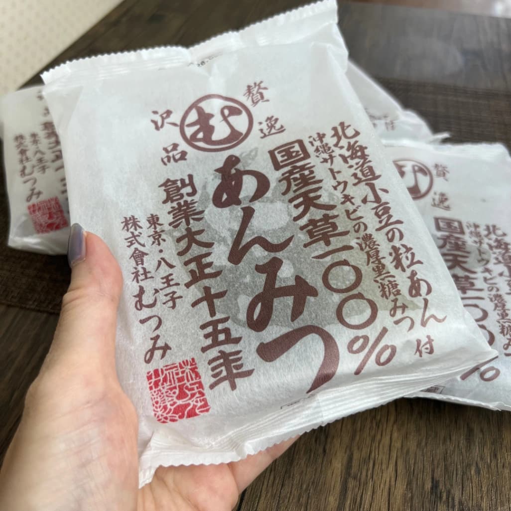 一個を手に持ったコストコのむつみ贅沢逸品 あんみつのサイズ感