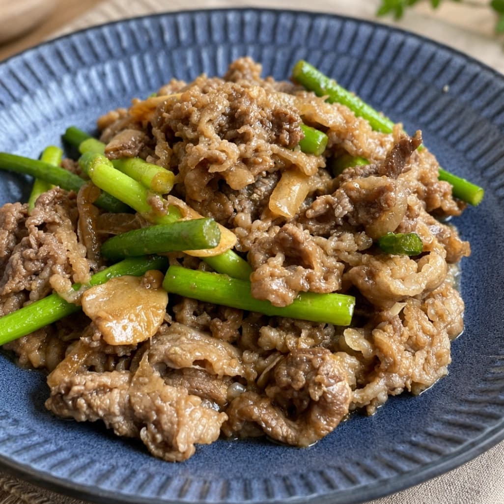 お皿に盛り付けたコストコ牛肉のにんにく炒め