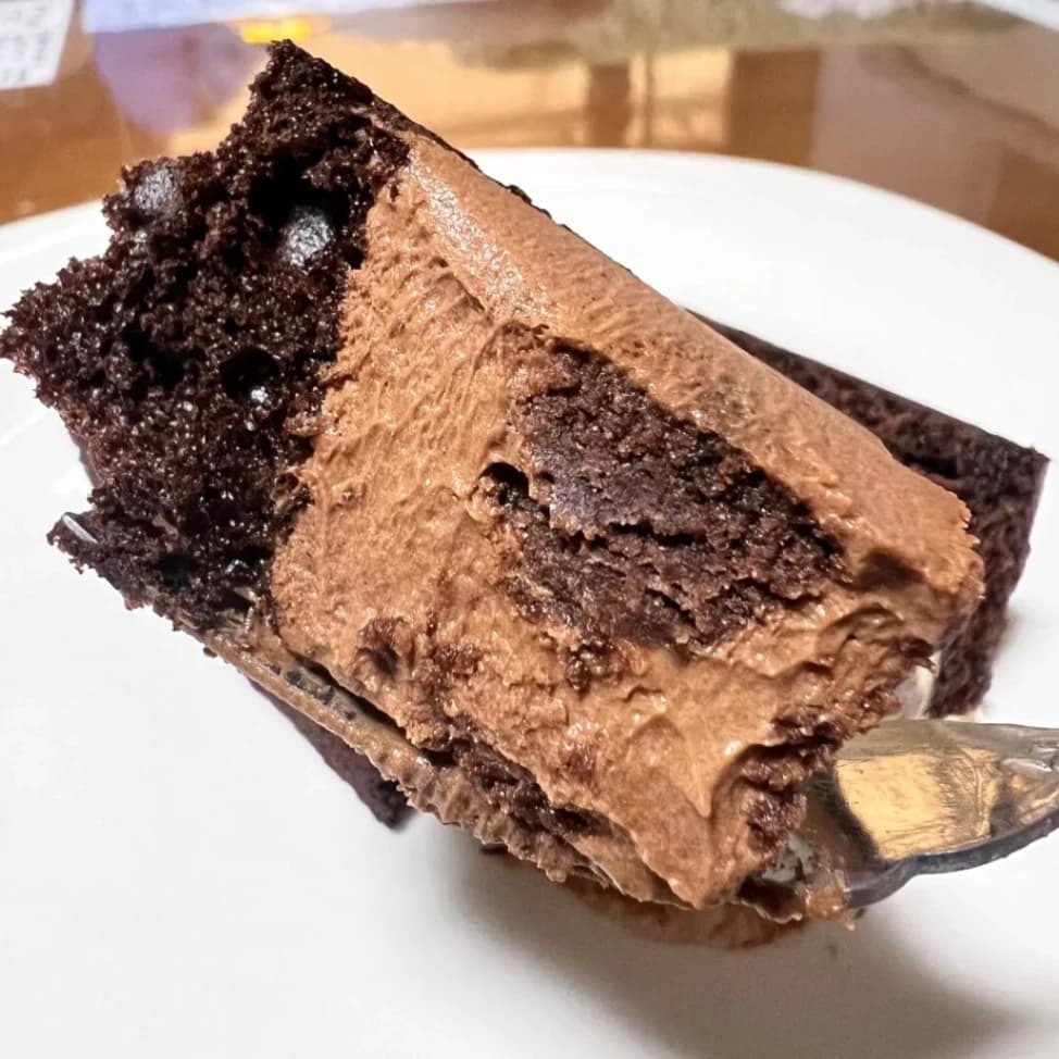 コストコタキシードケーキをフォークでカットした画像