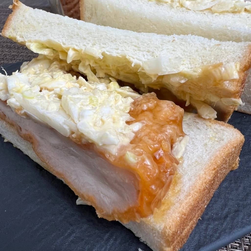 具沢山のタルタルソースがサンドされたコストコタルタルチキンカツサンド