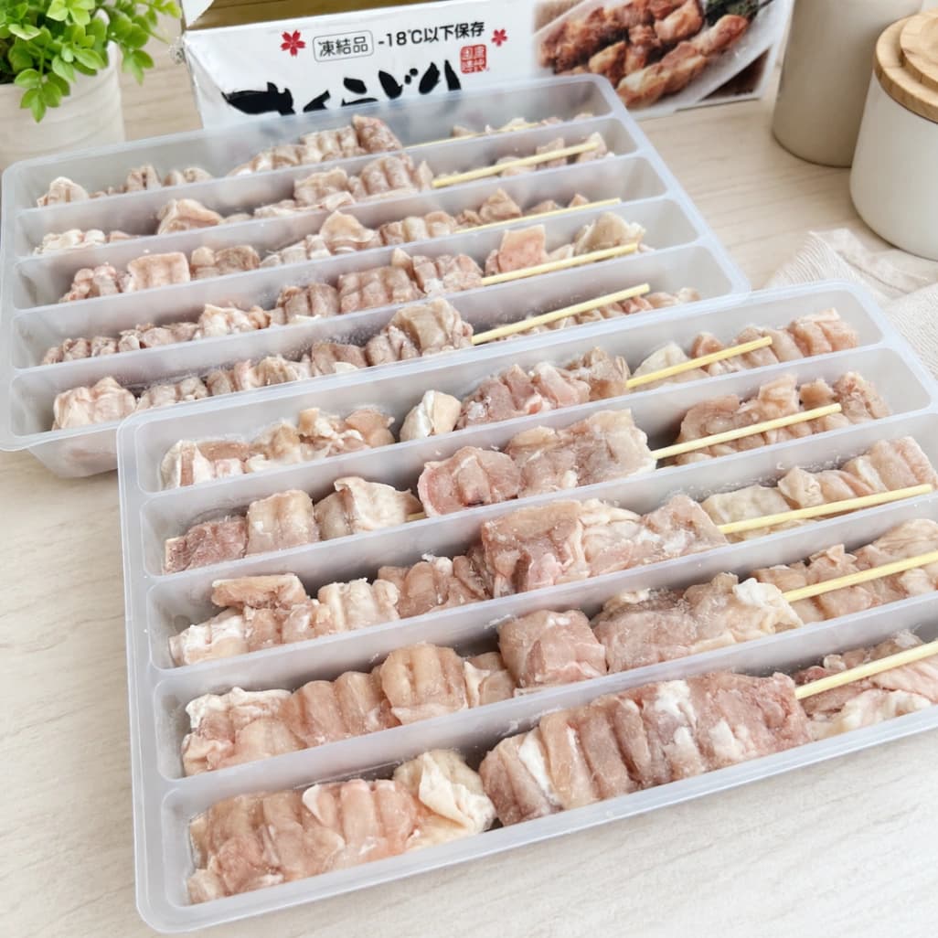 冷凍状態のコストコさくらどり焼鳥用鶏もも串の開封画像