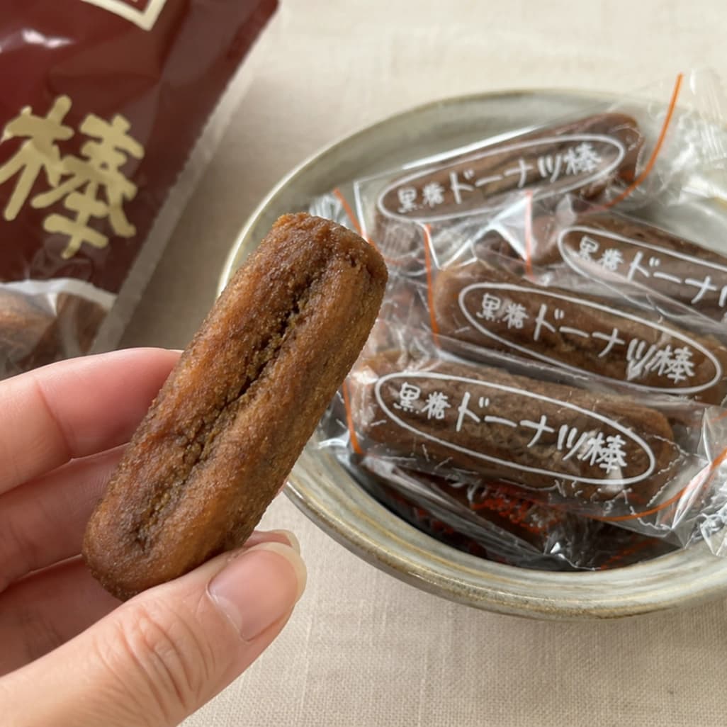 コストコの黒糖ドーナツ棒の個包装を開封して手に持ったサイズ感