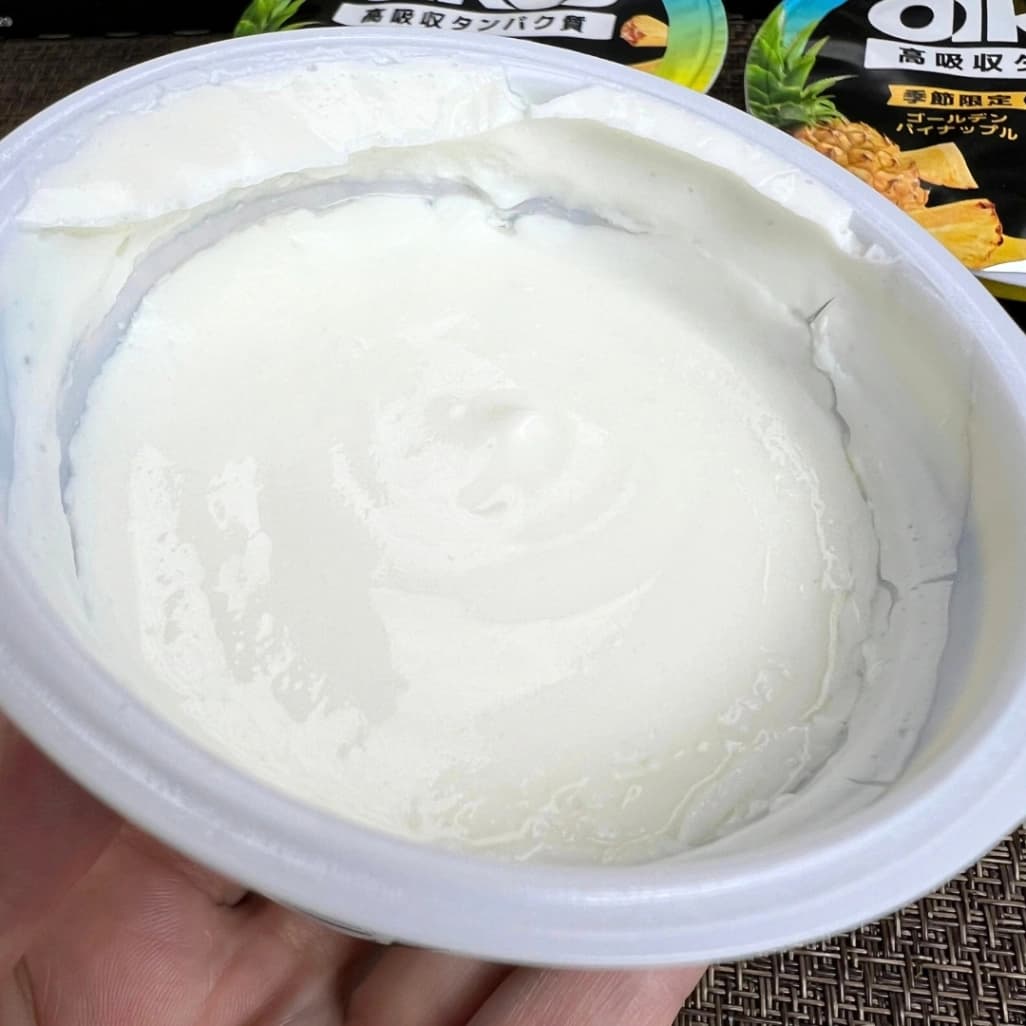 コストコダノンオイコスゴールデンパイナップルの蓋を開けた画像
