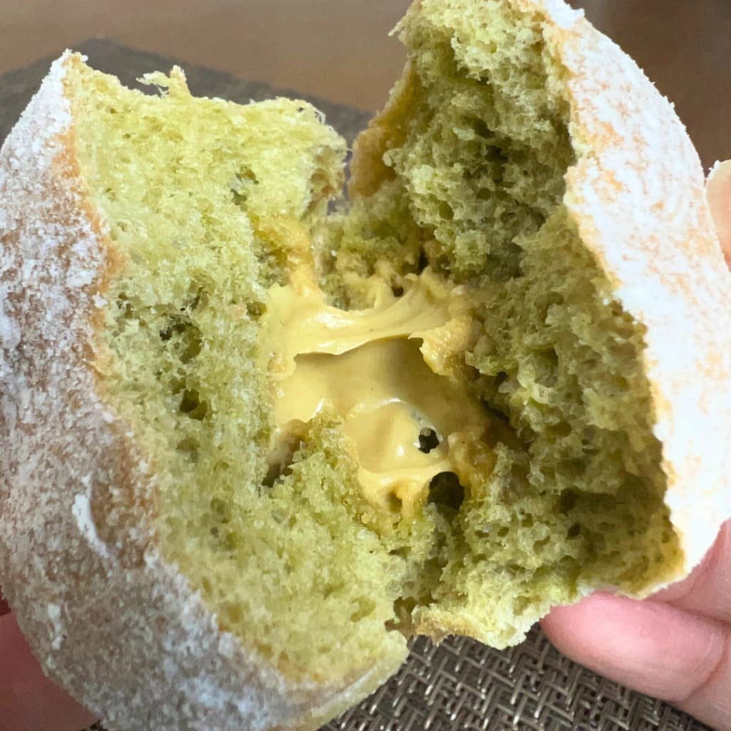 コストコ ベニエピスタチオの断面アップと、とろけるピスタチオクリームの中身がわかる実食レビュー写真