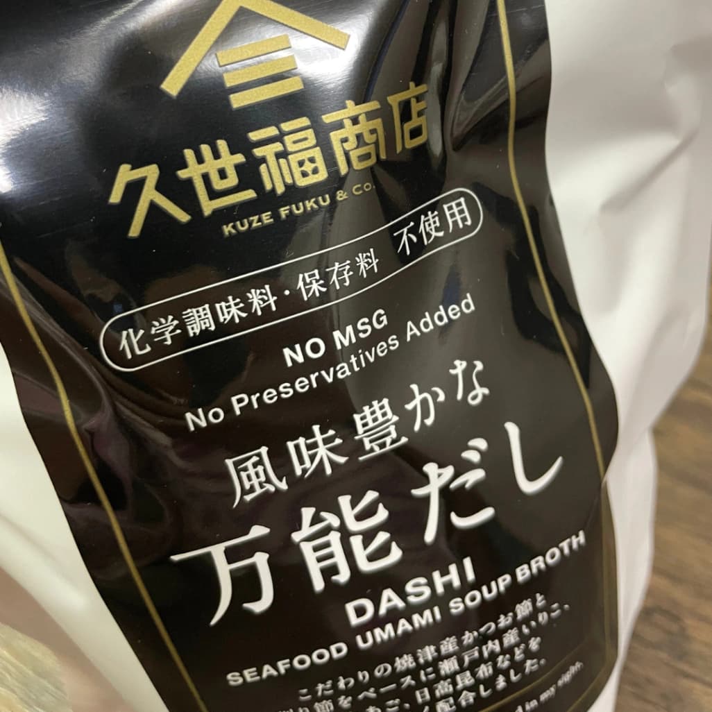 久世福商店 風味豊かな万能だしのパッケージデザインと商品名のアップ写真