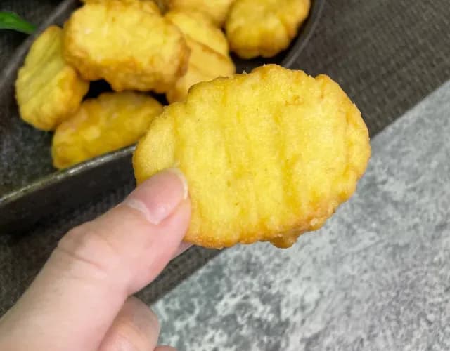 コストコの伊藤ハム キリクリームチーズ入りナゲットを手に持った大きさ比較