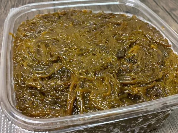 コストコで販売されている沖縄生もずくの中身をアップで撮影した画像