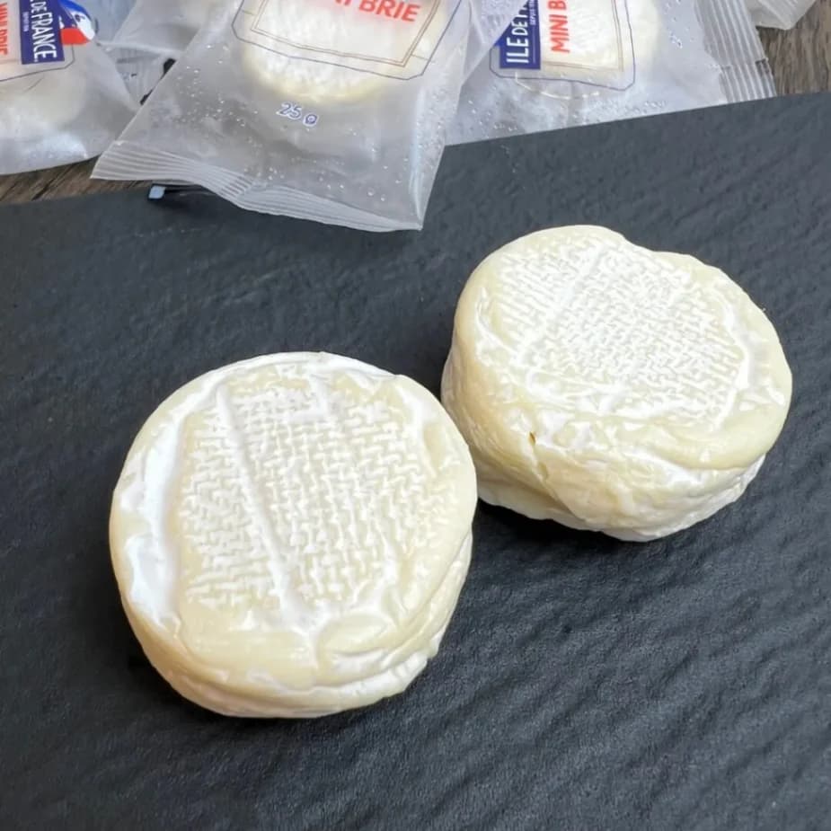 コストコ「ミニブリー」個包装から出したチーズ2個（カット前の外皮）