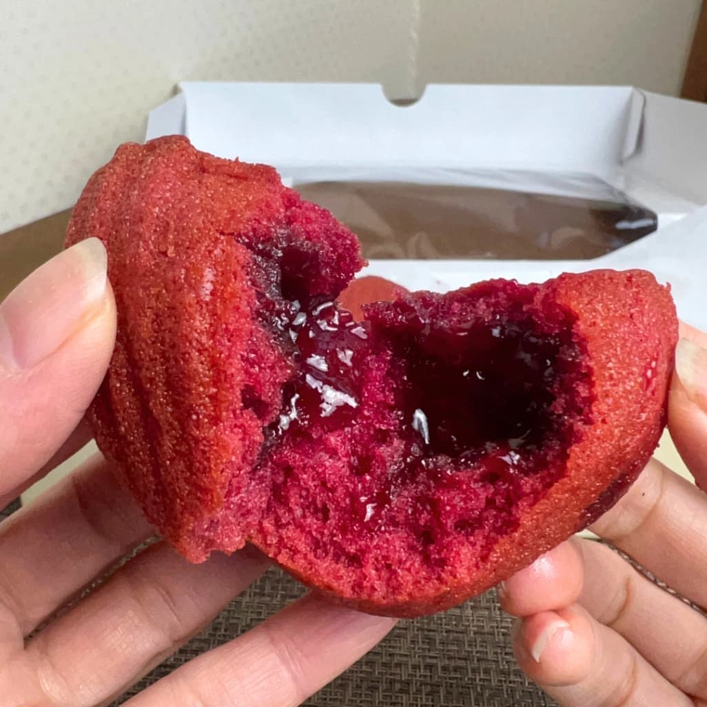 コストコハートマドレーヌアソートのラズベリー味断面。とろけるフィリング