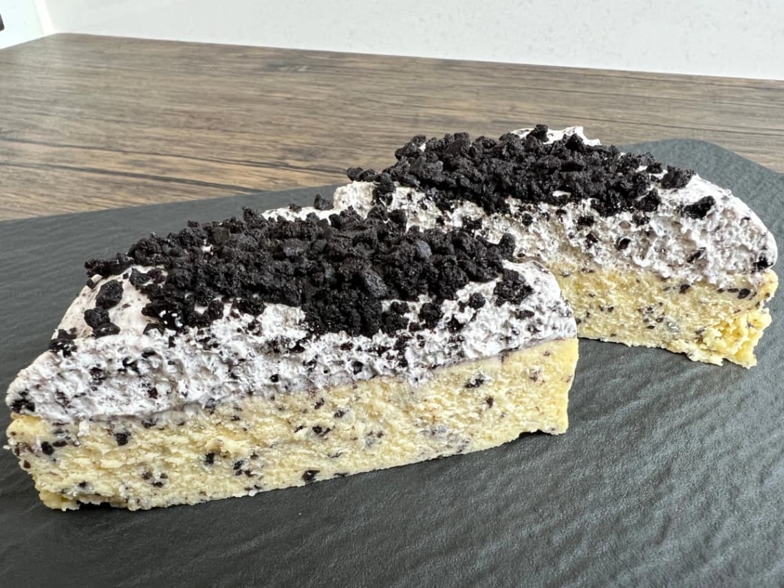 コストコのクッキークリームチーズケーキの断面・しっとりしたチーズケーキ生地とココアクッキー入りクリーム