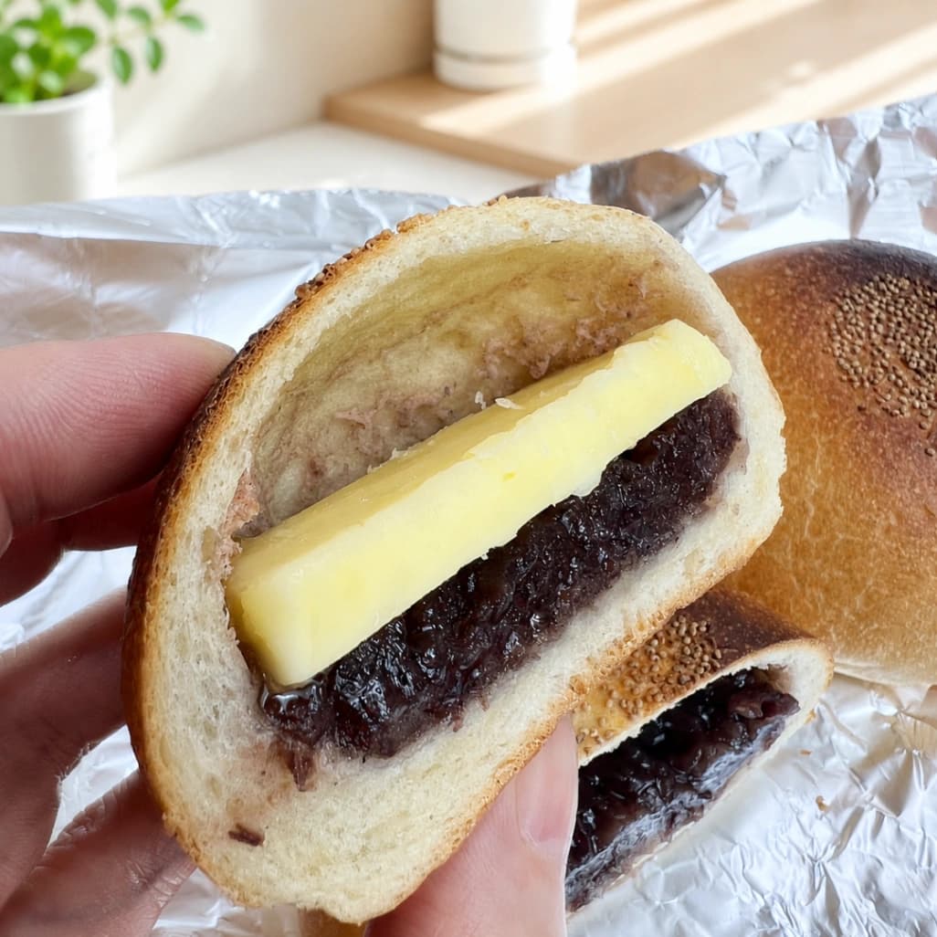 コストコ フランスあんぱんにバターを挟んだアレンジ画像