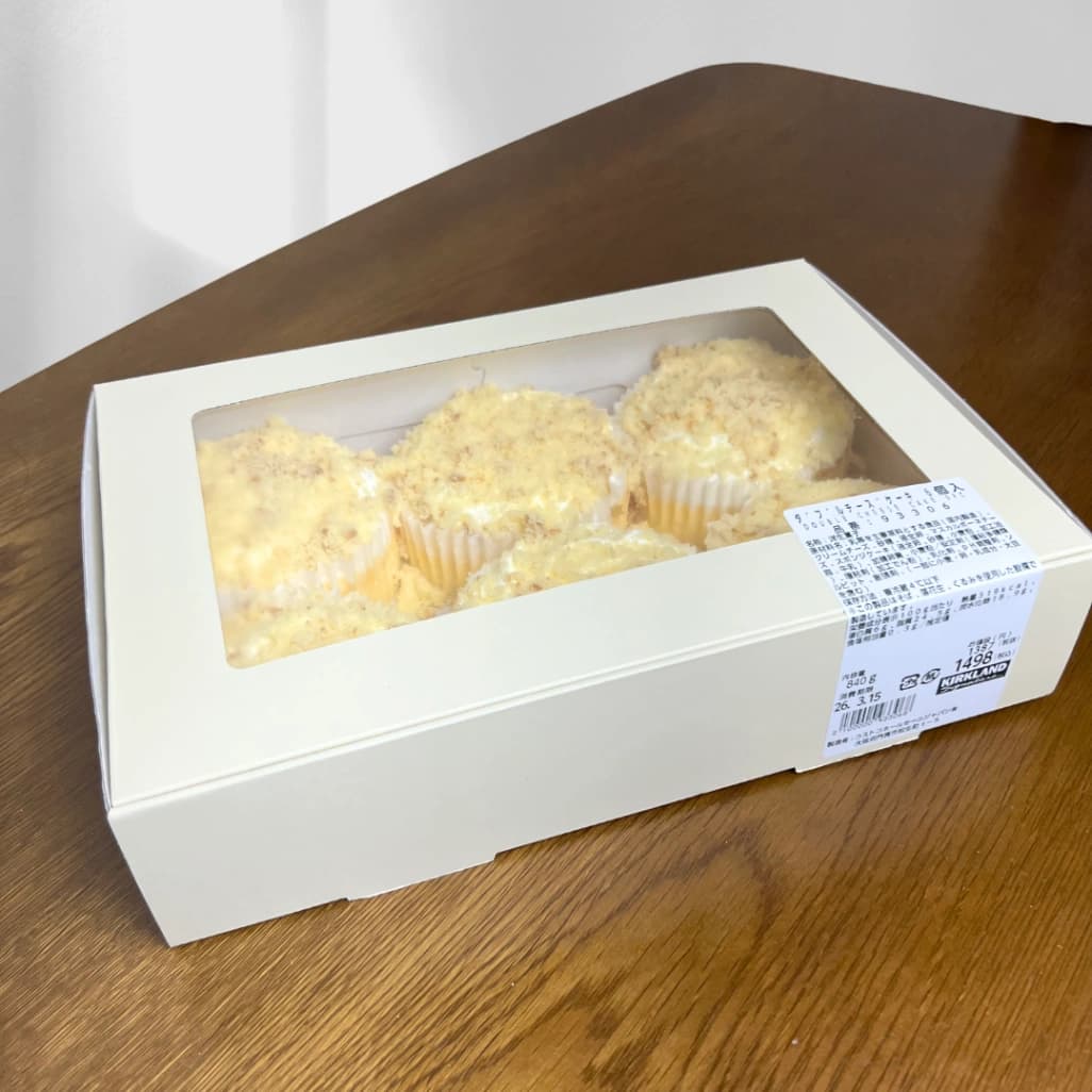 コストコ ダブルチーズケーキ6個入のパッケージ全体をテーブルに置いて撮影した写真