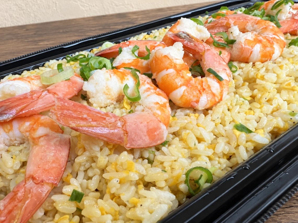 コストコ にんにくエビ炒飯 大きなエビとご飯のアップ