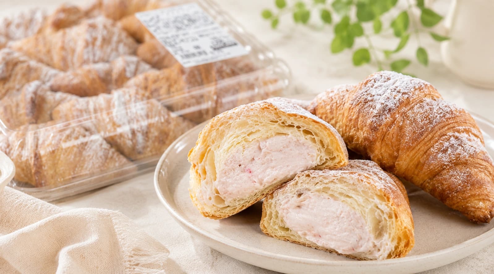 コストコ新作「ミニストロベリークリームクロワッサン」が激ウマ！保存法＆簡単アレンジも徹底レビュー