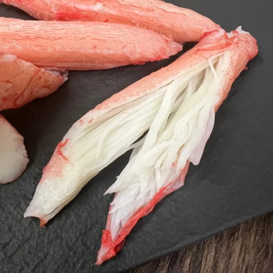 コストコのスケソウダラのすり身スティックの断面写真 白くほぐれる食感がわかる様子